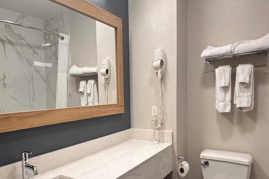 Baymont by Wyndham Noblesville — Bathroom