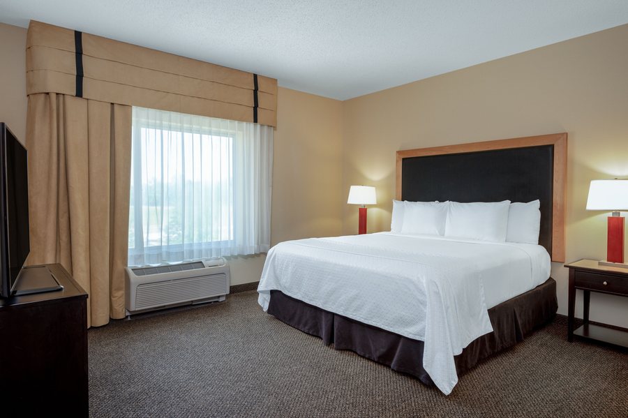 Baymont by Wyndham Noblesville — Guest room