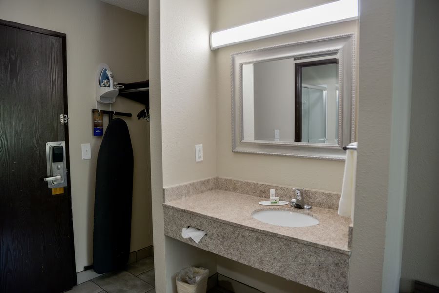 Baymont by Wyndham O Fallon St Louis Area — Bathroom