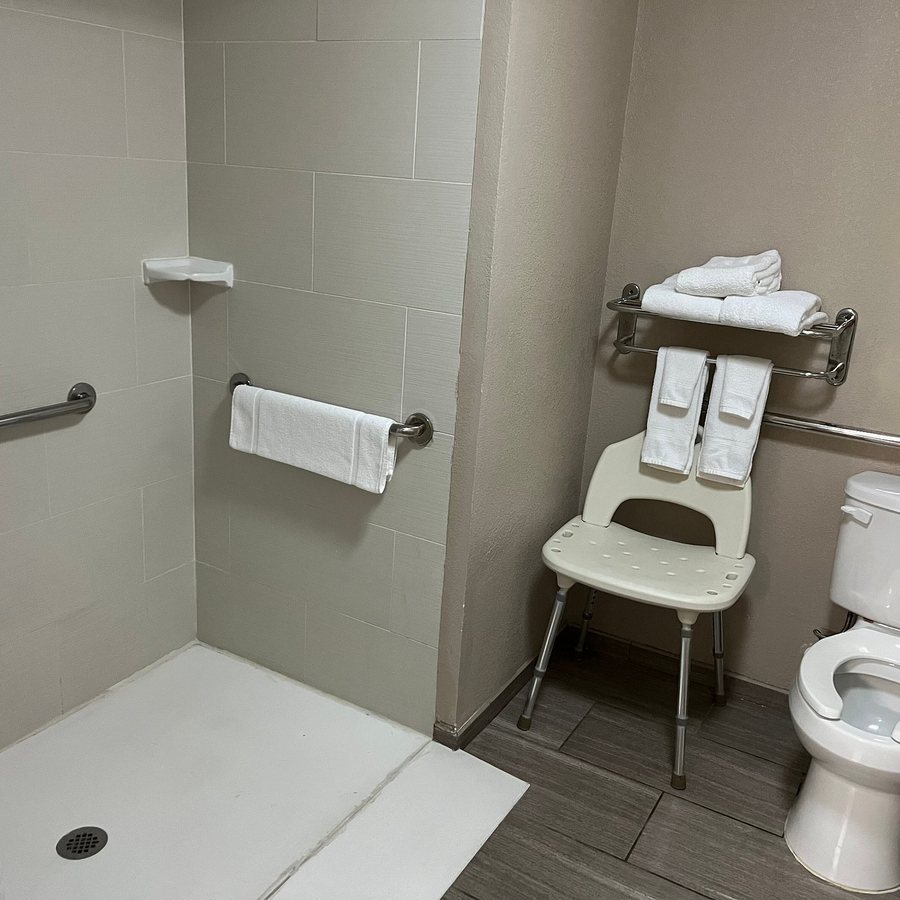 Baymont by Wyndham Odessa — Bathroom