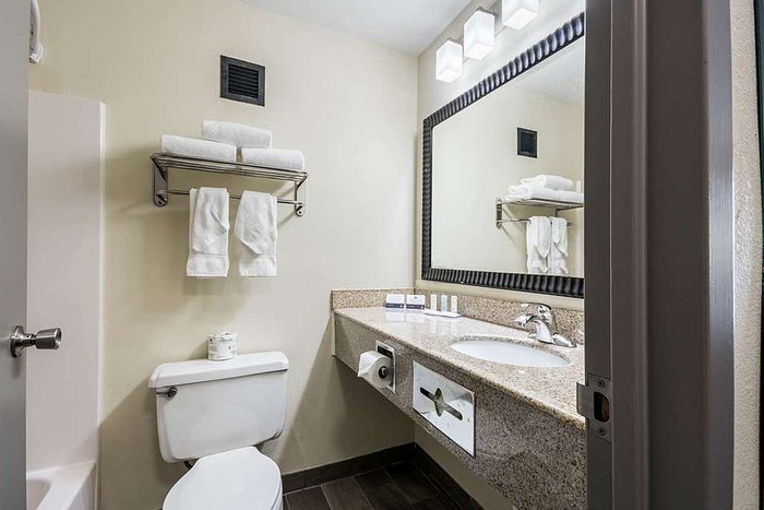 Baymont by Wyndham Oklahoma City Airport — Bathroom