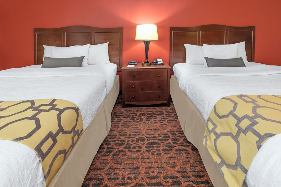 Baymont by Wyndham Oklahoma City Quail Springs — Guest room