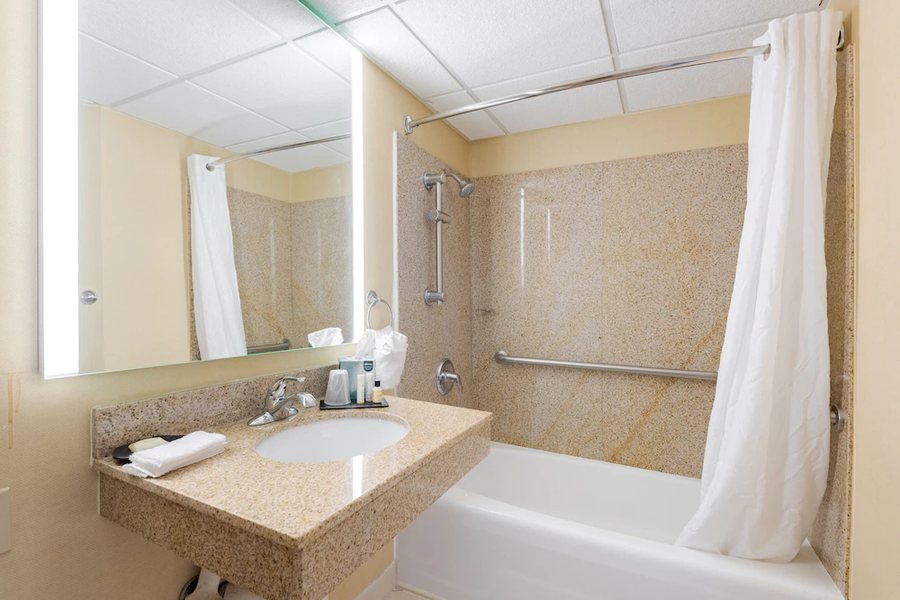 Baymont by Wyndham Omaha SW — Bathroom