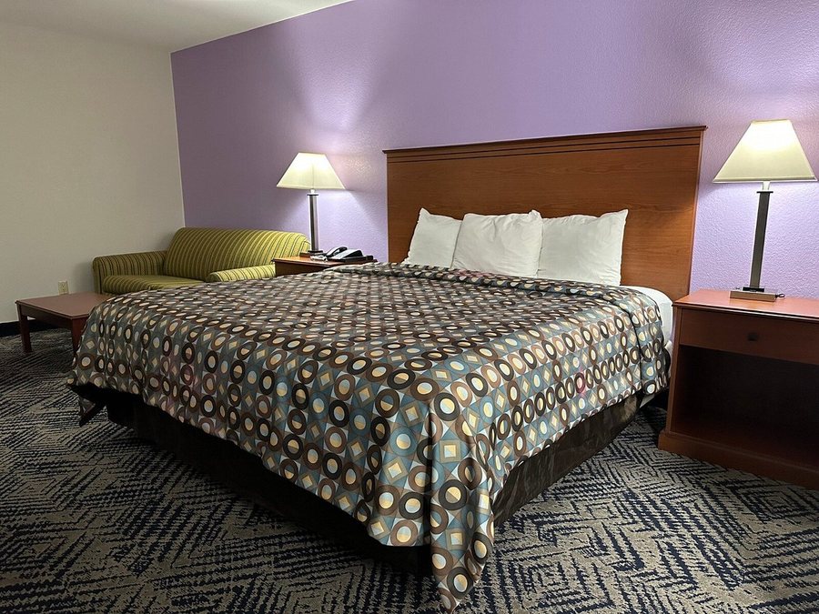 Baymont by Wyndham Omaha SW — Guest room