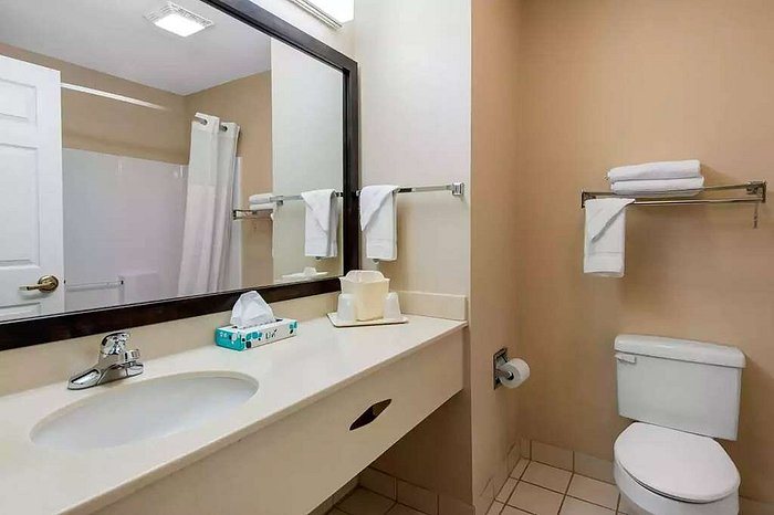 Baymont by Wyndham Ontario — Bathroom