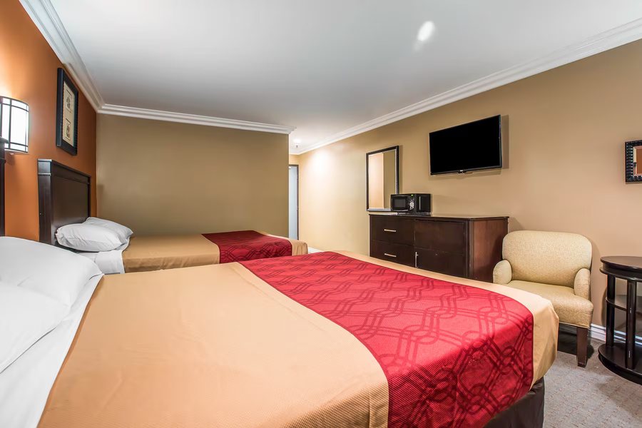 Baymont by Wyndham Ontario — Guest room