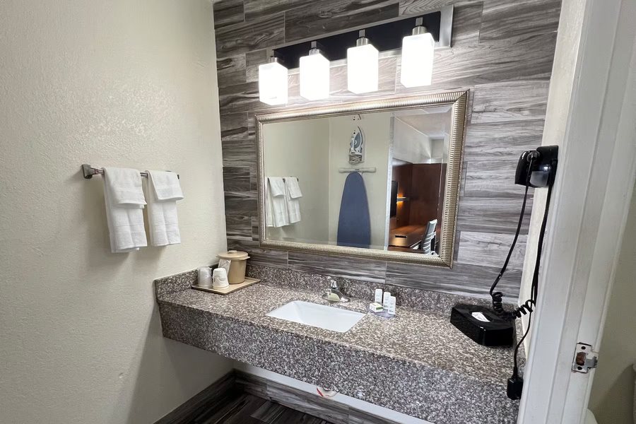Baymont By Wyndham Orlando Lake Buena Vista South — Bathroom