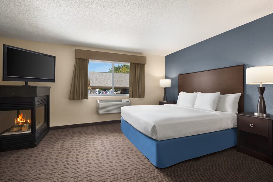 Baymont by Wyndham Owatonna — Guest room