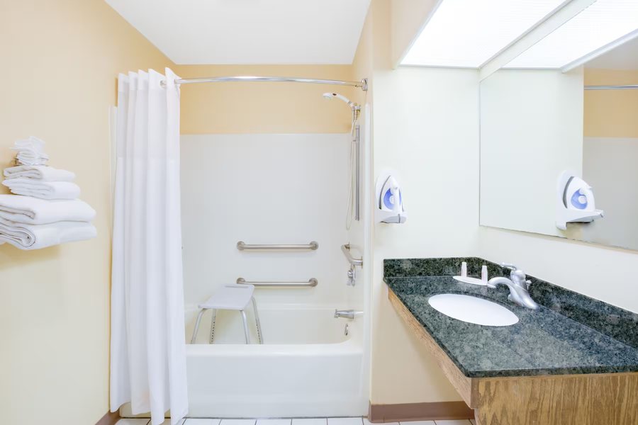 Baymont by Wyndham Ozark — Bathroom