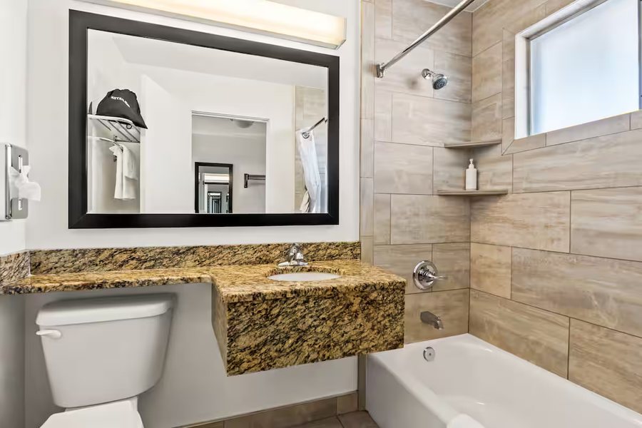 Baymont by Wyndham Page Lake Powell — Bathroom