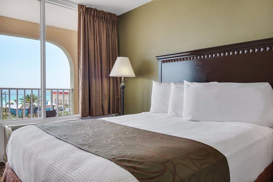 Baymont by Wyndham Panama City Beach — Guest room