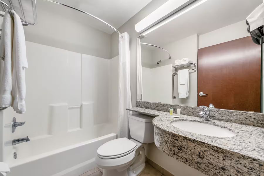 Baymont by Wyndham Pearl — Bathroom