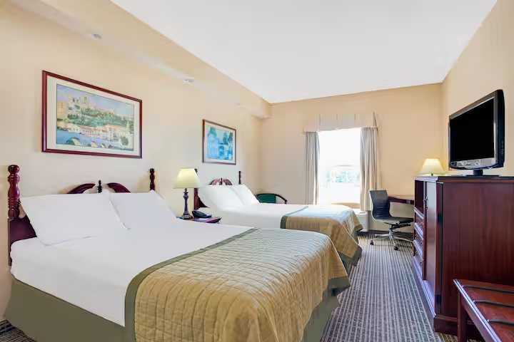 Baymont by Wyndham Pearl — Guest room