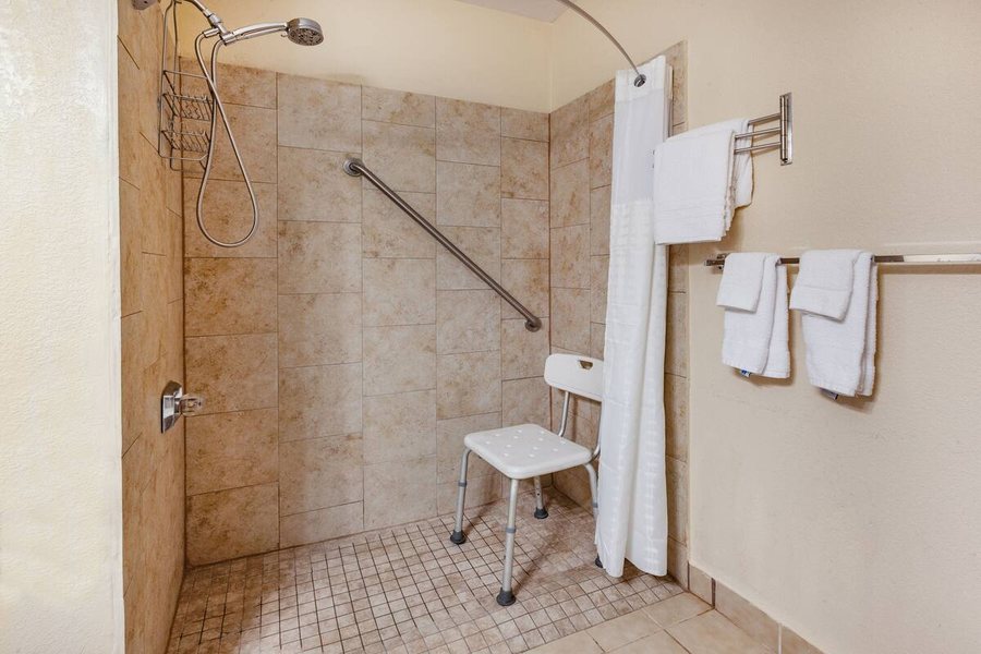 Baymont By Wyndham Perrysburg — Bathroom