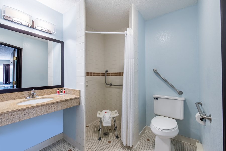 Baymont by Wyndham Pierre — Bathroom