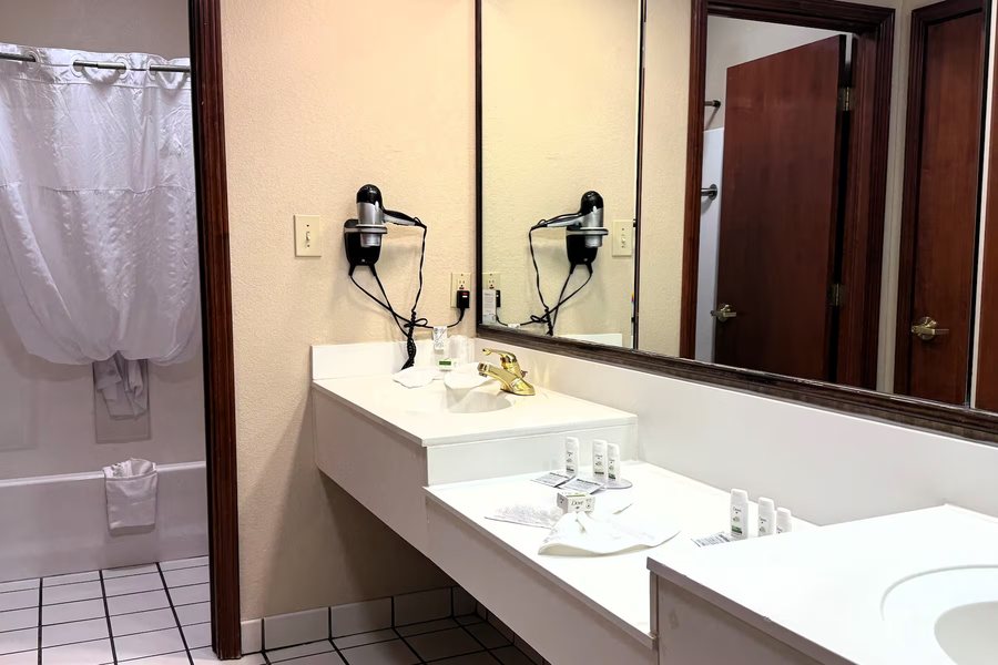 Baymont by Wyndham Plainfield Indianapolis Arpt Area — Bathroom