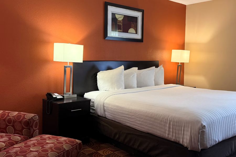 Baymont by Wyndham Plainfield Indianapolis Arpt Area — Guest room