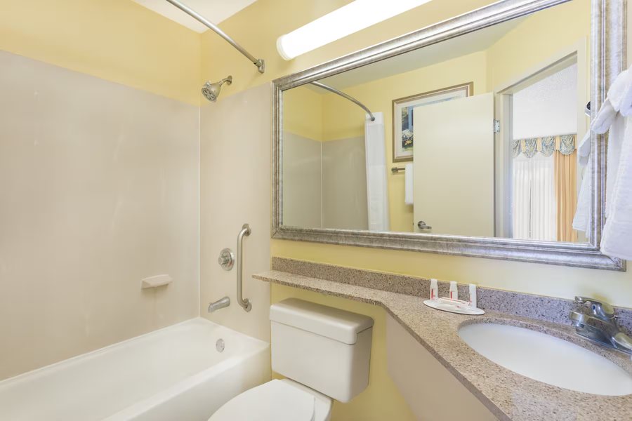 Baymont by Wyndham Pooler Savannah — Bathroom