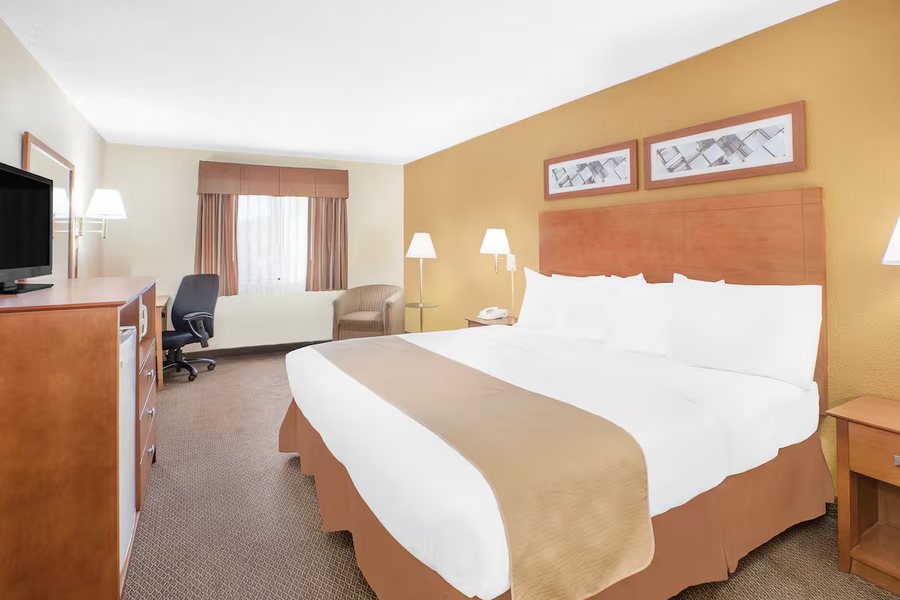 Baymont by Wyndham Port Huron — Guest room