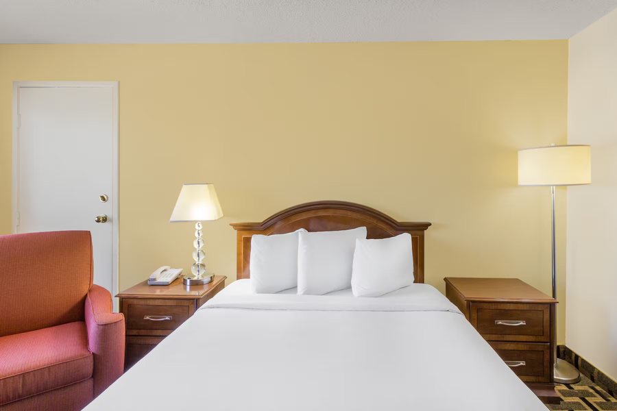 Baymont by Wyndham Reno — Guest room