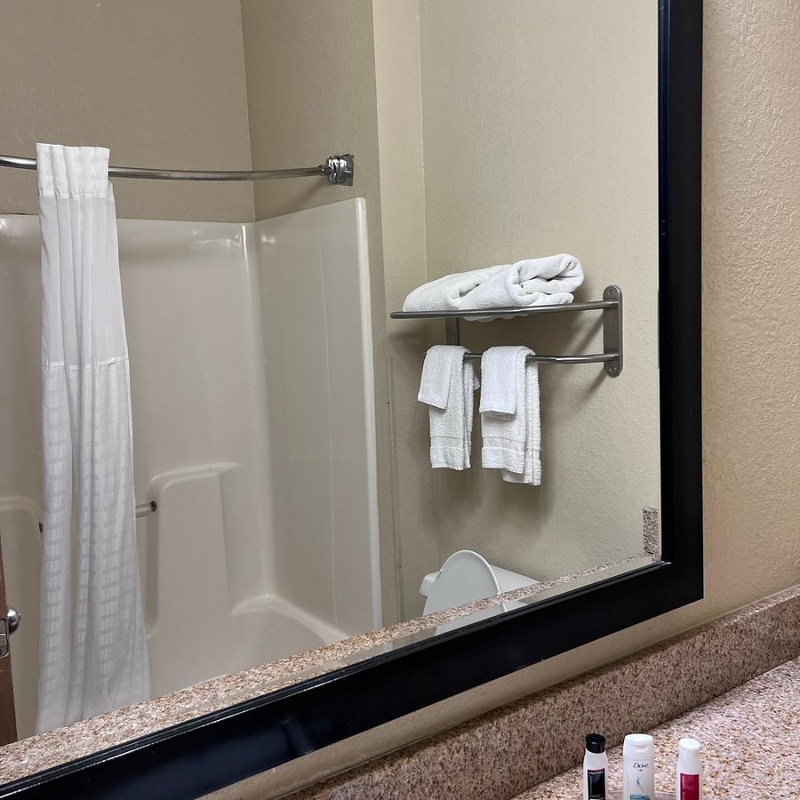 Baymont by Wyndham Richmond I 70 — Bathroom
