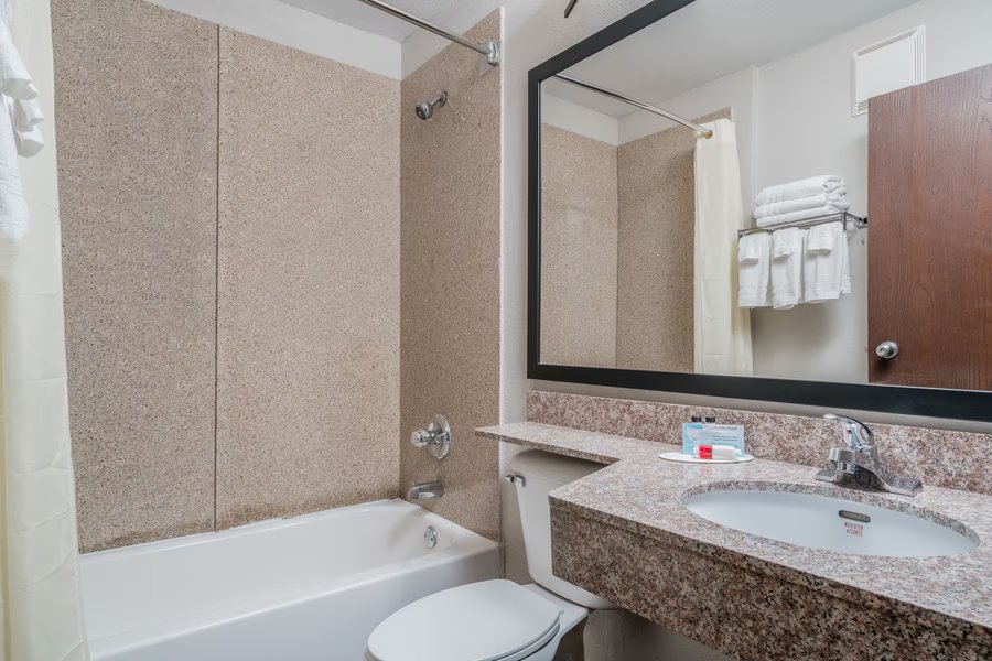 Baymont by Wyndham Rochester Mayo Clinic Area — Bathroom