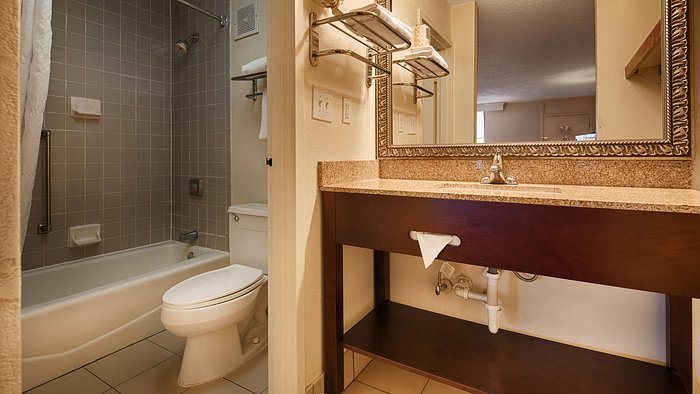 Baymont by Wyndham Rocky Mount — Bathroom