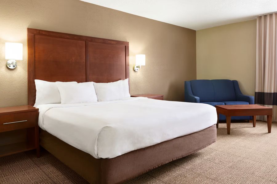 Baymont by Wyndham Rocky Mount — Guest room