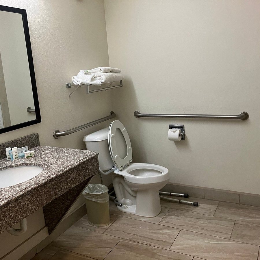 Baymont by Wyndham Roswell — Bathroom