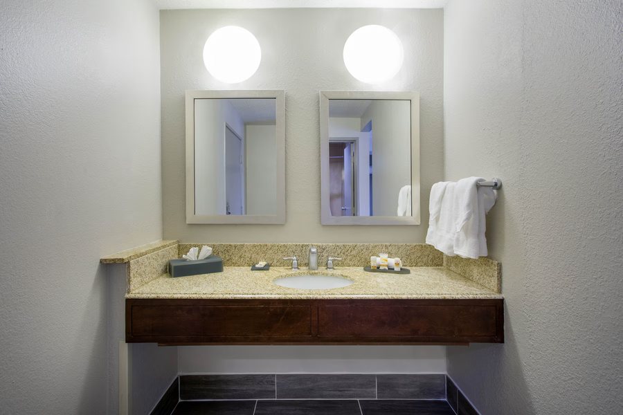 Baymont by Wyndham Salem Roanoke Area — Bathroom