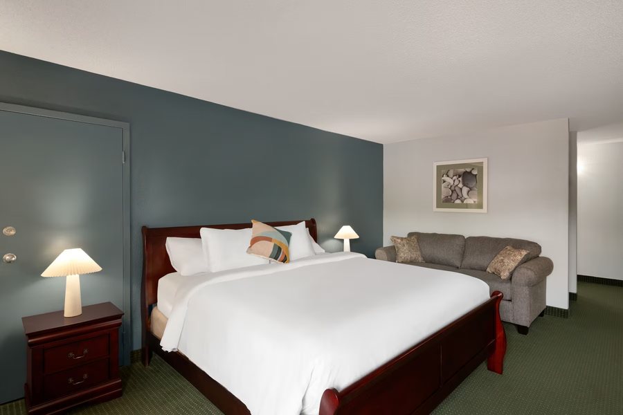 Baymont by Wyndham Salem Roanoke Area — Guest room