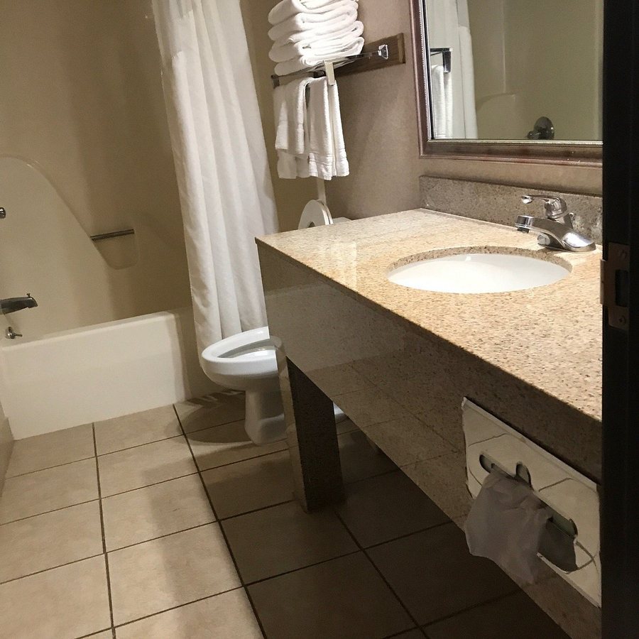 Baymont By Wyndham Salida — Bathroom
