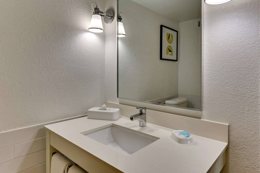 Baymont by Wyndham San Antonio Near South Texas Medical Ctr — Bathroom