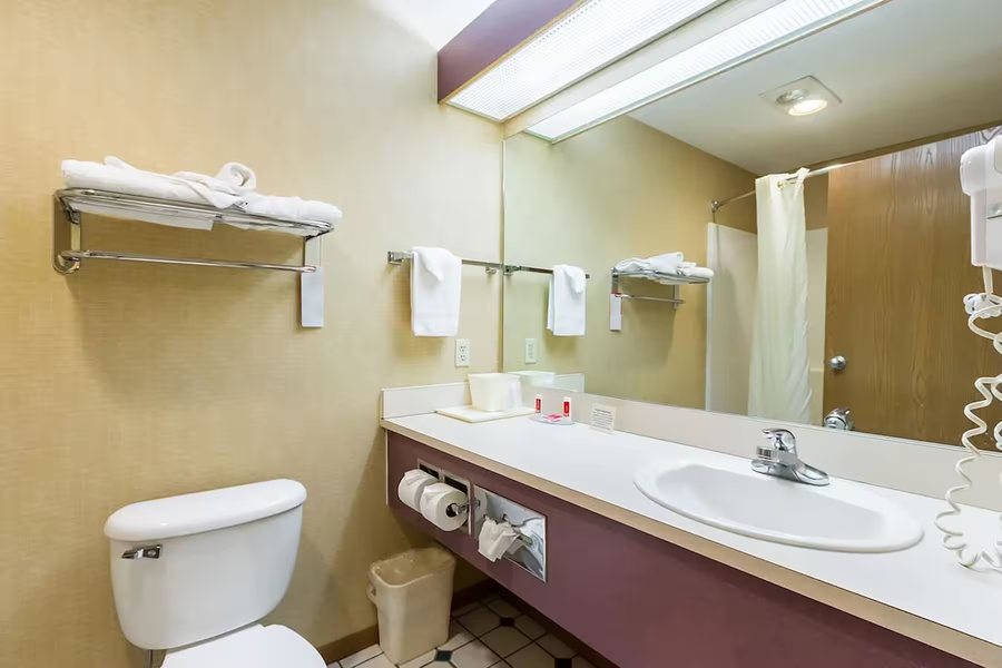 Baymont by Wyndham Sanford — Bathroom