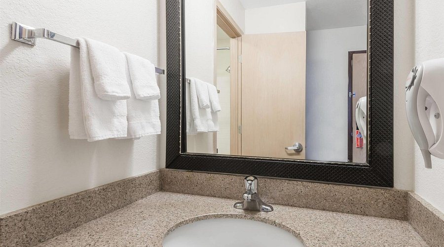 Baymont By Wyndham Santa Fe — Bathroom