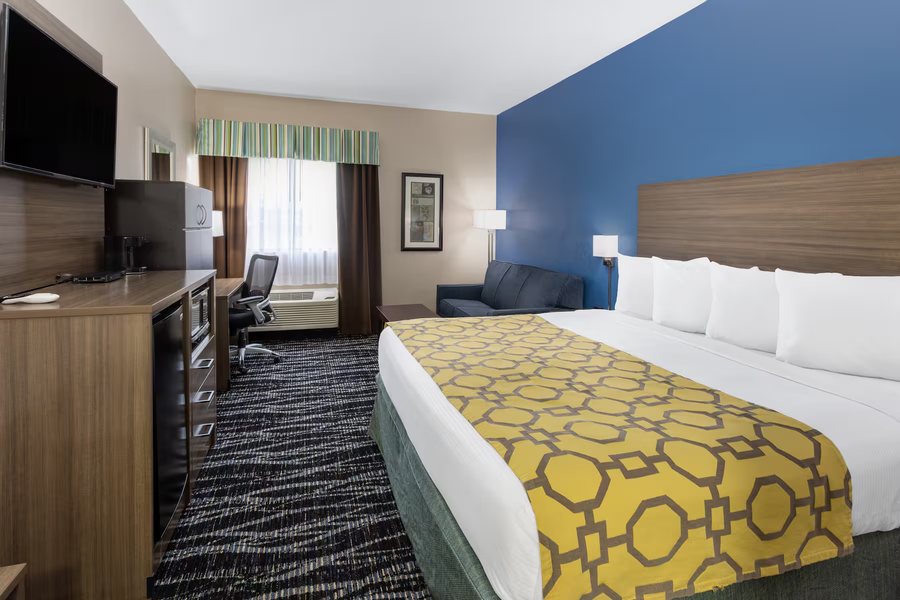 Baymont by Wyndham Saraland — Guest room