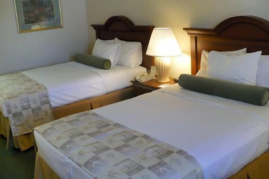 Baymont by Wyndham Sarasota — Guest room