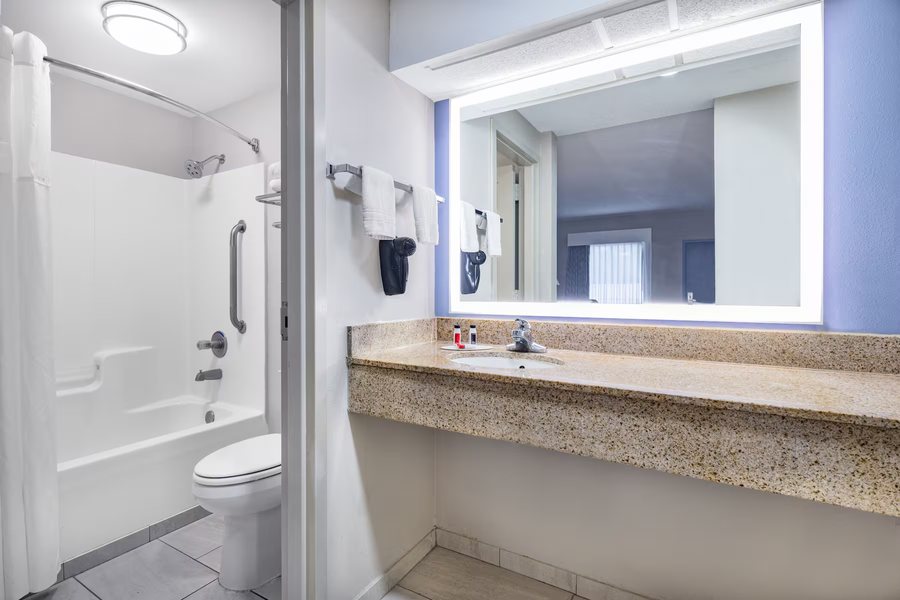 Baymont by Wyndham Savannah Midtown — Bathroom