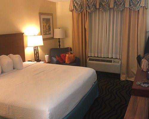 Baymont by Wyndham Savannah Midtown — Guest room