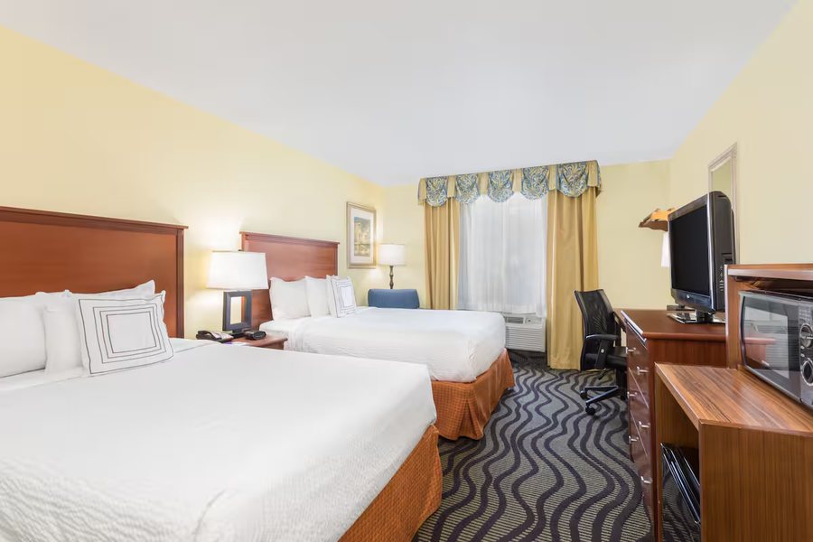 Baymont by Wyndham Savannah South — Guest room