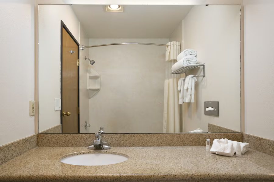 Baymont By Wyndham Seattle Kirkland Wa — Bathroom