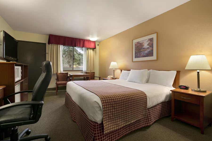 Baymont By Wyndham Seattle Kirkland Wa — Guest room