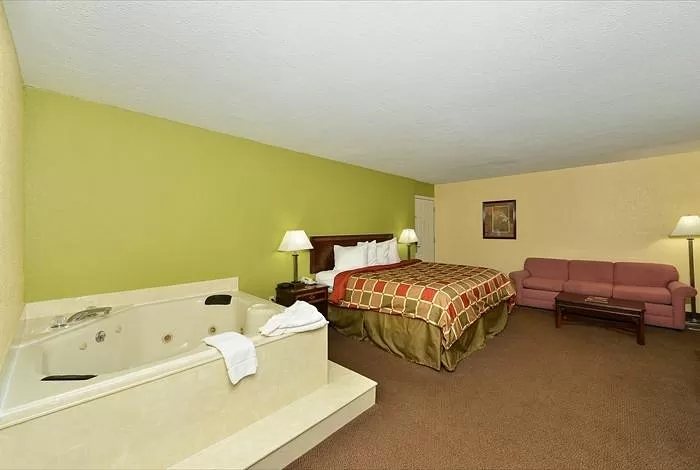 Baymont by Wyndham Sevierville Pigeon Forge — Guest room