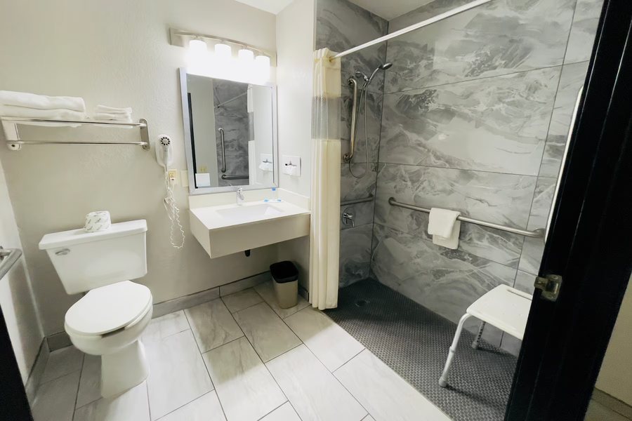 Baymont by Wyndham Shakopee — Bathroom