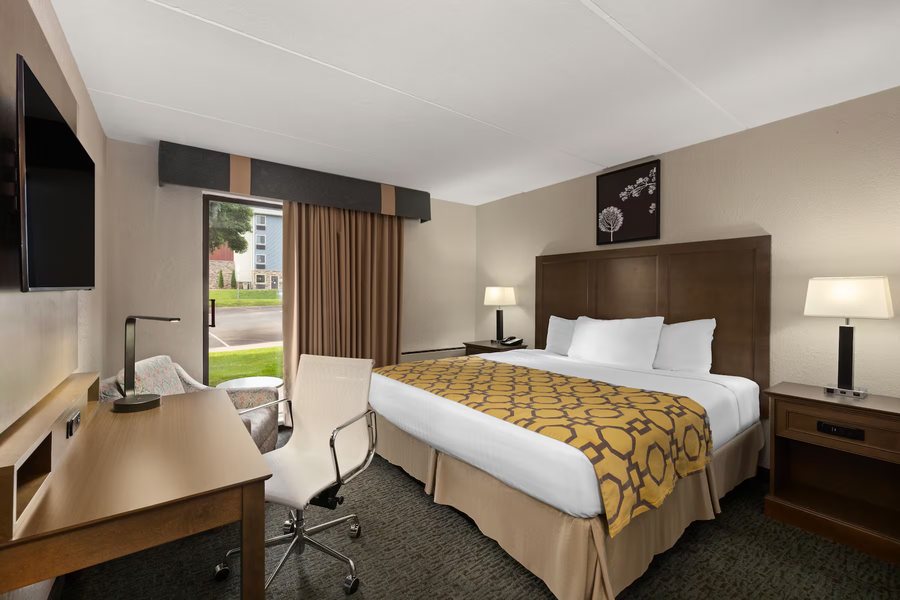 Baymont by Wyndham Shakopee — Guest room