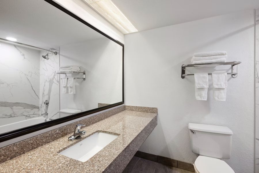 Baymont by Wyndham Shawnee — Bathroom