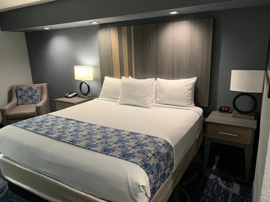 Baymont by Wyndham Shawnee — Guest room