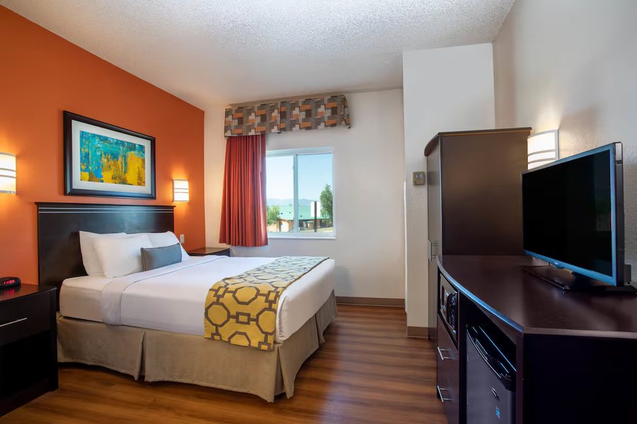 Baymont by Wyndham Sheridan — Guest room