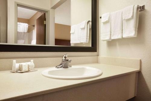Baymont by Wyndham Sioux Falls — Bathroom