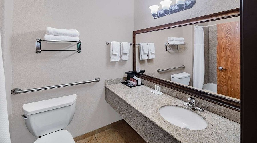 Baymont by Wyndham Socorro — Bathroom